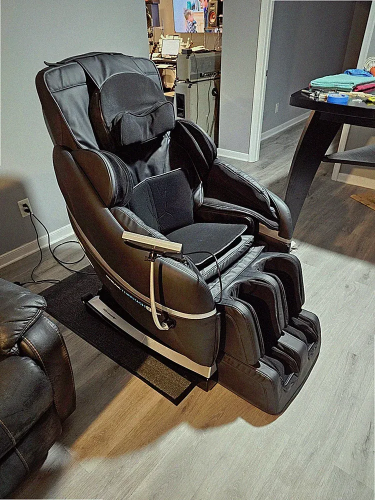 Medical Massage chair by MEDICAL BREAKTHROUGH model 8 Plus..ready..pick up only!