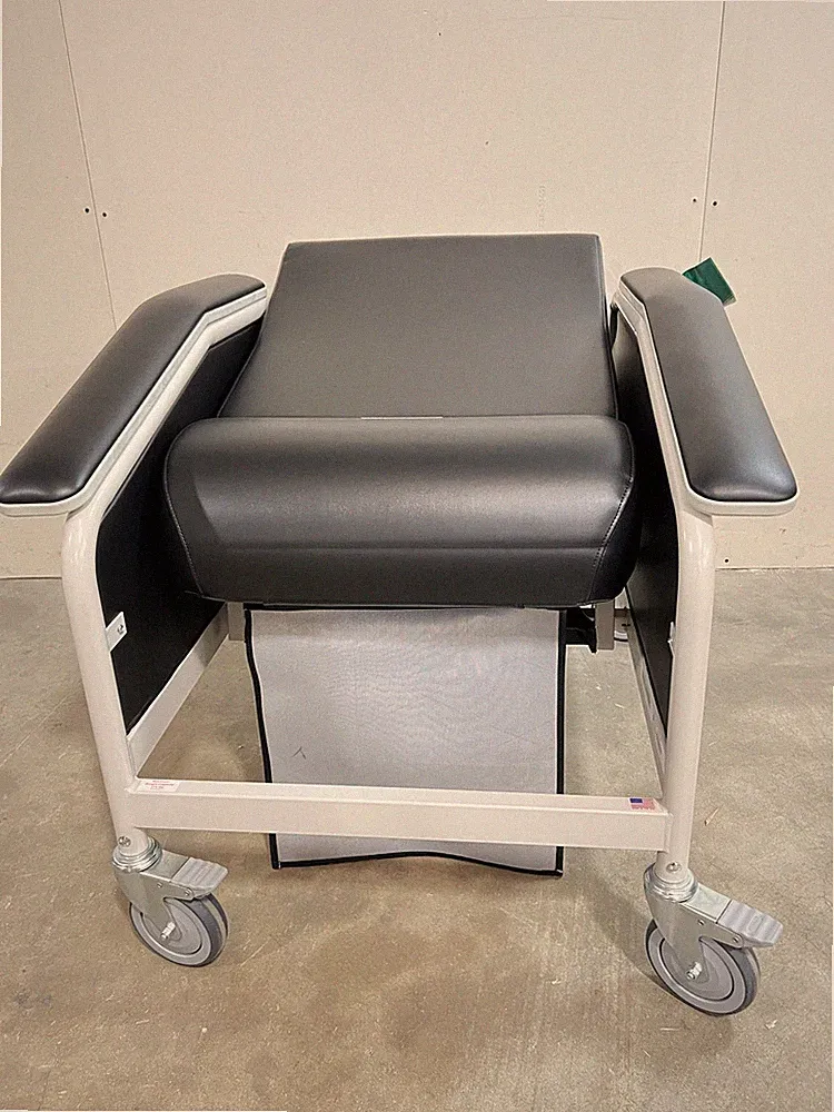 NEW UNUSED WINCO Medical Furnishing Care Cliner 6531 Geriatric Clinical Recliner